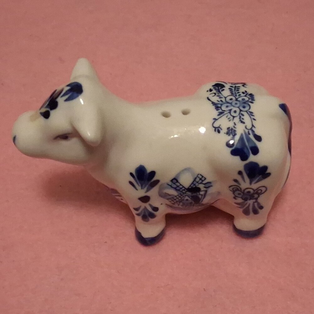 Vintage Delft Blue Hand-Painted Porcelain Cow Salt or Pepper Shaker - Picture 2 of 8